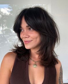 Shaggy Layers Short Hair, Mid Length Hair Bob With Layers, Shag No Fringe, Shag Hairstyles On Round Faces, 90s Choppy Hair, Modern Scene Haircut, Alternative Medium Haircut, 90s Collarbone Length Hair, Shaggy Hair Round Face