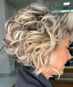 Blond Curly Bob, Short Layered Curly Haircuts, Different Perm Curls, Blonde Curly Bob, Short Hair Trends, Messy Short Hair