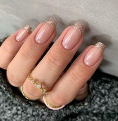 Dazzling gold French tips on medium tapered square nails Classic Nails Elegant, Medium Tapered Square Nails, Pink Glitter French Tip Nails, Glitter French Tip Nails, Glitter French Tip, Tapered Square Nails, French Tip Acrylic Nails, Casual Nails