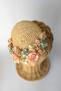 Mini chapeau de paille fleurs de chapellerie casque Wedding Guest Hat, Straw Bonnet, Wedding Guest Fascinators, Small Veil, Vintage Style Hat, Mini Hat, Head Gear, Cocktail Hat, Millinery Hats