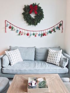 Apartment Holiday Decor, Christmas Dorm Decorations, Christmas Sofa Decor, Plant Stand Ideas, Decor Ideas For Living Room, Living Room Decorations, Christmas Decorations Apartment, Minimalist Christmas Decor, Christmas Apartment