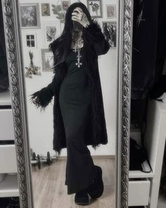 Fall Dark Outfits, Alt Outfit Ideas Winter, Dark Hyperfeminine Outfit, Everyday Vampire Outfit, Witch Gothic Outfit, Gothcore Clothes, Winter Vampire Outfit, Simple Goth Outfit Winter, Gothic Witchy Outfits