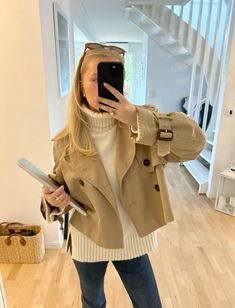 Stockholm Shoes, Fall Trench, Dinner Friends, Trending Hair, Friends Style, Shoes Aesthetic, Boots Jeans, Fun Clothes, Uni Outfits