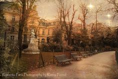 there are many park benches in front of the building