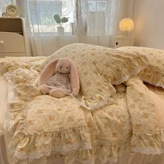 49641322840363|49641322938667|49641322971435|49641323004203 Cozy Blanket Aesthetic, Quilted Curtains, Halloween Bedding, Summer Blanket, Summer Quilts, Diy Trends, Flowers Bloom, One Summer, Mattress Covers