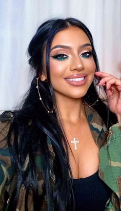 Simple But Bold Makeup, Country Music Concert Makeup, Karol G Concert Makeup Ideas, Vegas Makeup Ideas, Black Hair Makeup Looks, Superbowl Makeup, Night Out Makeup Looks, Club Makeup Looks, Hot Makeup Looks