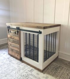 a dog house made out of pallet wood with bars on the top and bottom