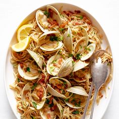 su-Clams with Pasta and Bacon Image Clams Pasta, Easy Seafood Pasta, Shrimp Pasta Primavera, Clam Recipe, Farfalle Recipes, Angel Hair Pasta Recipes, Clam Pasta, Quick Pasta Dishes, Crab Pasta