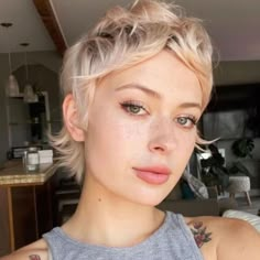 Curtain Bangs Are Making a Comeback, Here Are 55 Photos to Inspire Your New Do | 55 Curtain Bangs Photos Are you ready for some new curtain bangs? Check out these different styles for shaggy inspiration. Lifestyle Dunner Wordend Haar, Feathered Hairstyles, Baddie Hairstyles, Pixie Hairstyles, Short Hair Cuts For Women, Grow Hair, Pixie Haircut