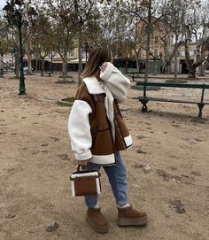 jacket inspo, winter jacket, fur jacket, leather jacket, oversized jacket, ugg boots, chestnut ugg boots, platform ugg boots, winter outfit inspo, casual outfit inspo Uggs Outfit Winter, Uggs Tasman, Casual Dinner Outfit Summer, Platform Outfit, Amsterdam Outfit, Outfit With Uggs, Uggs Outfits, Early Fall Outfits