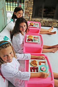 Sleepover Cakes Ideas, Sleepover Tray Ideas, Sleepover Breakfast Ideas Kids, Slumber Party Breakfast, Party Ideas Sleepover, Sleepover Breakfast, Ideas Sleepover, Breakfast Trays, Girls Sleepover Party