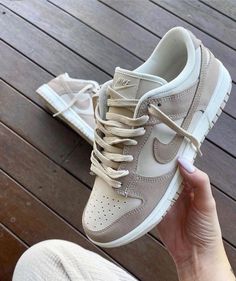 Les chaussures que tout le monde a dans son dressing on peut dire que c’est un must Surtout pour les jeunes 🤍✨ #dunks #fashion #style #summer #outfits #amazon #shopping Pretty Sneakers, Chique Outfit, Shoes Outfit, Cute Sneakers, Fresh Shoes