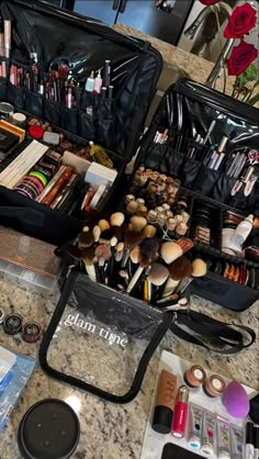 Mua Vision Board, Makeup Artist Set Up, Makeup Set Up, Makeup Kit Aesthetic, Aesthetic Makeup Artist, Makeup Artist Vision Board, Make Up Artist Aesthetic, Makeup Career