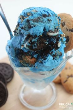 an ice cream sundae with cookies and oreo cookies