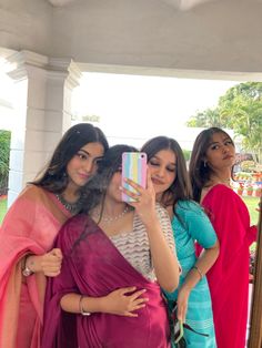 Traditional Day Outfit For College Saree, Farewell Poses With Friends In Saree, Saree Poses With Friends, Farewell Sarees Colleges, Farewell Poses, Farewell Photos, Farewell Saree, Farewell Sarees, Poses With Friends