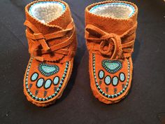 Moccasin Beading, Beaded Moccasins Pattern, Mukluk Pattern, Moccasin Patterns, Baby Moccasin Pattern, Native Outfits, Baby Loafers, Elf Boots, Native American Moccasins