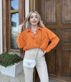 How To Style Orange Top, Orange Tshirt Outfits, Glam Style Outfits, Orange Shirt Outfit, Warm Spring Outfits, Collar Outfits, Shirt Outfit Summer, Scandi Fashion, Mix Match Outfits