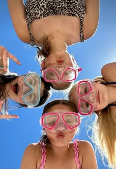 Waterpark Picture Ideas, Waterpark Poses, Pool Picture Ideas, Sunset Beach Pictures, Photos Bff, Friendship Photoshoot, Pool Picture, Beach Friends