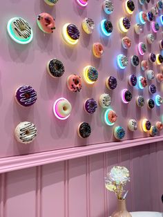 Donut Coffee Shop, Vintage Donut Shop Aesthetic, Donut Store Design, Donut Shop Ideas, Tiny Restaurant Design, Donuts Shop Design, Cookie Shop Interior, Bakery Ideas Interior, Pastel Coffee Shop