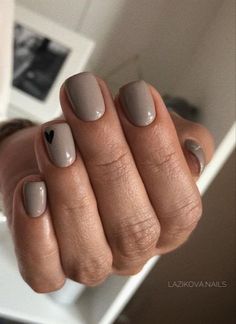 Nails For Light Brown Skin, Fall Nails Clean Girl, Discreet Nail Designs, Fall Gel Manicure Short Nails, Natural Short Square Nails, Minimalist Nails Squoval, Short Round Acrylic Nails Fall, End Of January Nails, Chubby Fingers Nails