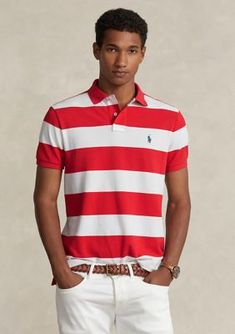 An American style standard since 1972, the Polo shirt has been imitated but never matched. Over the decades, Polo Ralph Lauren has reimagined its signature style in a wide array of colors and fits, yet all retain the quality and attention to detail of the iconic original. This striped version is made with highly breathable cotton mesh, which offers a textured look and a soft feel. Classic Fit: Cut fuller through the chest, waist, and sleeve, with a lower armhole that falls closer to the elbow Si Polo Ralph, Polo Ralph Lauren