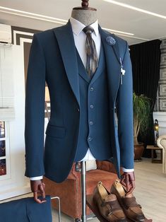 Men's suits and tuxedos. Free shipping worldwide Men Suits Blue, Blue Slim Fit Suit, Suit Prom, Prom Suits For Men, Royal Blue Suit, Men's Business Suits, Blue Suit Men, Dress Suits For Men, Outfits Hombre