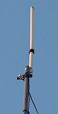 an antenna on top of a pole in the sky