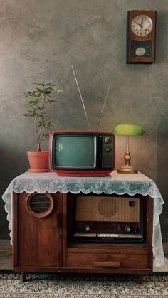 an old fashioned television sitting on top of a table