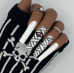 Soyez effrayant et élégant avec le presse-ongles d'Halloween Mummy ! Ces ongles sont le mélange parfait de surnaturel et de chic, conçus pour faire ressortir la reine d'Halloween qui est en vous. Avec leur superbe motif momie noir et blanc avec de jolis accents d'yeux rouges, ces ongles ne manqueront pas d'attirer l'attention à n'importe quel événement d'Halloween. Caractéristiques et avantages : Magie réutilisable : ces clous peuvent être réutilisés s'ils sont retirés correctement, ce qui les r Nail Art Noir, Scary Halloween Nails Design, Black Halloween Nails, Nail Art Halloween, Holloween Nails, Halloween Press On Nails, Halloween Mummy, Nail Essentials, Kawaii Nails