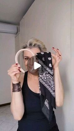 Tie Hair With Scarf, Hair Scarf Styles, Ways To Wear A Scarf, Head Scarf Styles, Bandana Styles, Hairdos For Short Hair, Effortless Hairstyles, Scarf Women Fashion, Stil Elegant