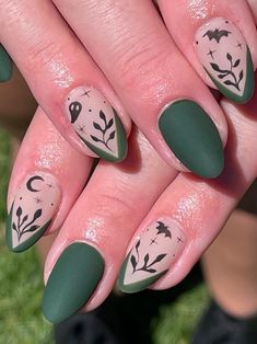 short Halloween nails: green nails with simple accents Short Halloween Nails, Matte Green Nails, Spooky Chic, Korean Nail Art, Gothic Nails, Nail Art For Beginners, Nail Art Disney