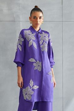 Buy Purple Linen Satin Embellished Floral Collared Neck Pattern Tunic For Women by Namrata Joshipura Online at Aza Fashions. Shirt And Shorts Outfit, Simple Kurti, Purple Linen, Emb Designs, Simple Kurti Designs, Dress Book, Dress Salwar Kameez, Fancy Kurti