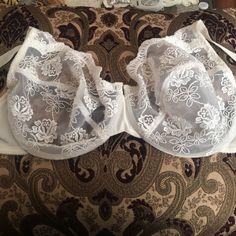 White, Never Used, Size 38 Dd White Fitted Bra For Party, Fitted White Bra For Party, White Fitted Feminine Bra, Elegant White Summer Bra, Elegant White Party Bra, Elegant White Stretch Bra, White Stretch Bra Partially Lined, Fitted White Bra With Lace Trim, Feminine White Bra For Party