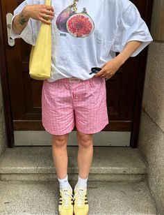 Not from my Boyfriend Shorts Pink Masculine Clothing, Skandinavian Fashion, Boyfriend Shorts, Looks Street Style, Maximalism, April 21, Outfits Casuales, Short Outfits, Pretty Outfits