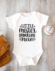 à la recherche du cadeau parfait pour bébé Infant Onesies, Shirt Jumpsuit, Bebe T Shirt, Cadeau Baby Shower, Suit Jumpsuit, Baby T Shirts, Baby T Shirt, Baby Body, Funny Baby