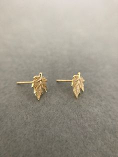 Trendy Earing Design, Earrings Gold Stud, Maple Leaf Earrings, Earings Design Modern, Gold Earrings Studs Simple, Cute Gold Earrings, Gold Earing, Small Earrings Gold, Autumn Earrings