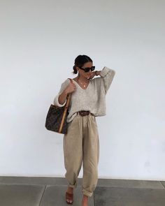 @marvadel Instagram outfit inspiration: black sunglasses, oversized beige sweater, Louis Vuitton bag, baggy khaki pants, and tan sandals Dress Pants Outfits, Minimalist Moda, Slides Outfit, Female Tops, Relaxed Outfit, Cropped Sweatshirt, Dog Paw, 가을 패션, Vintage Glamour