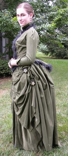 1880s dress patterns via http://www.agelesspatterns.com/dresses_5.htm  I like the medallions on the side Victorian Couture, 1880s Dress, Purple Cloth, Steampunk Inspiration, Victorian Elegance, Victorian Dresses, 1950s Dresses, Historic Fashion, Period Clothing