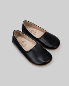 Handmade BLACK Smooth Leather Loafers,Flat Ballet Barefoot Zero Drop Leather Ballerinas, Barefoot Shoe Women, Minimalistic Shoes Material * Upper: Vegetable Tanned Cow Leather * Lining: Vegetable Tanned Cow Leather * Insole: Vegetable Tanned Buffalo Leather (1,5mm) * Outsole: 2,5MM RUBBER *Flexible insole 1,5 mm Vegetable Tanned Buffalo Leather 2,5MM RUBBER outsole enables unrestricted & natural movement of the foot. Combined with the wide front part of the shoe which enables the toes to wiggle freely, guarantees comfort even during all-day use Product Description * Shoes handcrafted by artisans in Turkey. * Breathable natural leather prevents any bacteria that cause odor. Ideal for sockless wear. * Keeps your feet cool and dry. * Healthiest shoes in the market for pregnant mothers as they Barefoot Ballet Flats, Minimalistic Shoes, Flat Ballet Shoes, Barefoot Boots, Womens Loafers, Flats Shoes Comfortable, Shearling Slippers, Natural Movement, Shoe Women