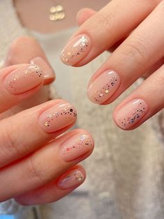 Simple Nail Art Glitter, Korean Minimal Nail Art, Minimalist Korean Nail Art, Easy Minimal Nail Art, Minimalistic Nail Art Short Nails, Gelish For Short Nails, Minimalist Korean Nails, Minimalist Christmas Nail Art, Minimalist Short Nail Art