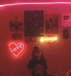 Microphone For Gaming, Emo Room, Grunge Bedroom, Heart Neon, Bedroom Ideas Aesthetic, Neon Room, Red Love Heart, Retro Room, Neon Red