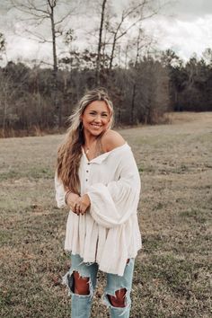 Modern Comfy Outfits, Casual Picture Outfits, Minimalistic Boho Outfit, Boho Cozy Outfit, Outfit Ideas Boho Casual, Cute Flowy Outfits, Boho Neutral Outfit Ideas, Flowy Outfits Boho, Farmhouse Chic Outfit