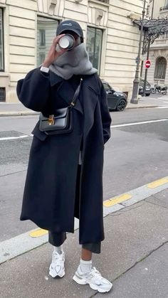 Winter Aesthetic Outfit Black Women, Casual Dress Coat Outfit, New Balance 530 Outfit Fall, New York City February Outfits, Autumn Outfit Inspo 2024, Ootd Fall 2024, Street Style Autumn 2024, Scandinavian Work Outfit, Autumn Winter Fashion 2024