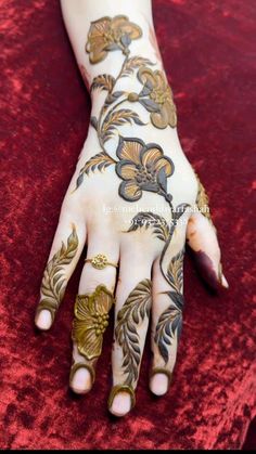 Gulf Mehendi Design Back Hand, Gulf Henna Design, Arab Mehndi Designs, New Fancy Mehndi Designs, Gulf Mehendi Design, Fancy Mehndi Designs, Henna Making, Hina Design, Henna Crown