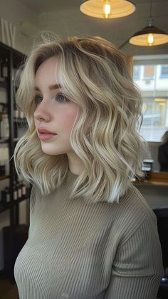 Hair Colors Ideas For Short Hair, Fall Blonde Hair Pale Skin, Balayage Hair Blonde Pale Skin, Hair Inspiration Color Short, Short Hair Blond Highlight, Blond Hair Short Styles, Dimensional Blonde Hair Color Ideas, Winter Inspired Hair Color, Cute Short Hair Colors