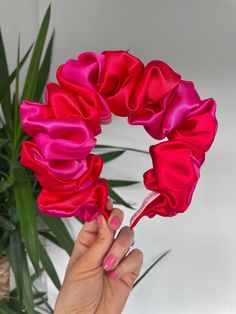 💖❤️ Fuchsia pink and red scrunchie crown head band.  On a super comfy Alice band 💖❤️ Red Scrunchie, Sewing Headbands, Headband Diy, Scrunchies Diy, Handmade Flowers Fabric, Christmas Headband, Alice Band, Claw Hair Clips, Diy Headband