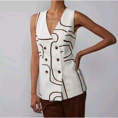 Elevate Your Wardrobe With This Stunning Brown Abstract Print Sleeveless Double-Breasted Vest From New York & Company. Perfect For Any Occasion, Whether It Be Casual, Workwear, Or Business, This Vest Is Made With High-Quality Polyester Material That Ensures Both Comfort And Durability. The Button Closure Adds A Touch Of Elegance To The Vest, While The Sleeveless Design Makes It Perfect For Layering During Any Season. This Vest Is Available In A Size L And Is Perfect For Women Who Want To Add A T Trendy Sleeveless Tops For Workwear, Chic Fitted Vest For Day Out, Spring Vest Tank Top For Work, Spring Tank Top Vest For Work, Chic Fitted Sleeveless Vest, Chic Workwear Vest Top, Fitted Vest For Office Spring Season, Fitted Office Vest For Spring, Spring Office Sleeveless Vest