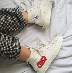 Converse Haute, Taylor R, White High Top Converse, Converse Outfits, Sneaker Outfits, Basket Style, High Top Converse, Paris Mode, Combat Boot