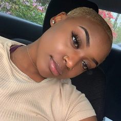 Hair Dye Trends, Ladies Short Hair, Platinum Blonde Pixie, Haircuts For Ladies, Looks Hip Hop, Short Natural Haircuts, Waves Haircut, Twa Hairstyles, Short Hair Hairstyles