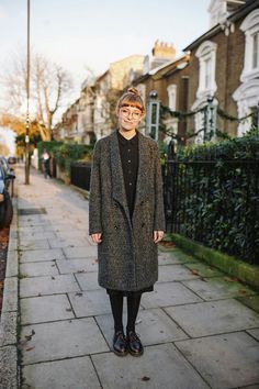 Nice coat Twee Style, Simple Outfit, North London, Black Shirt Dress, East London, North East, Mode Inspiration, Minimal Fashion, Outfits With Leggings